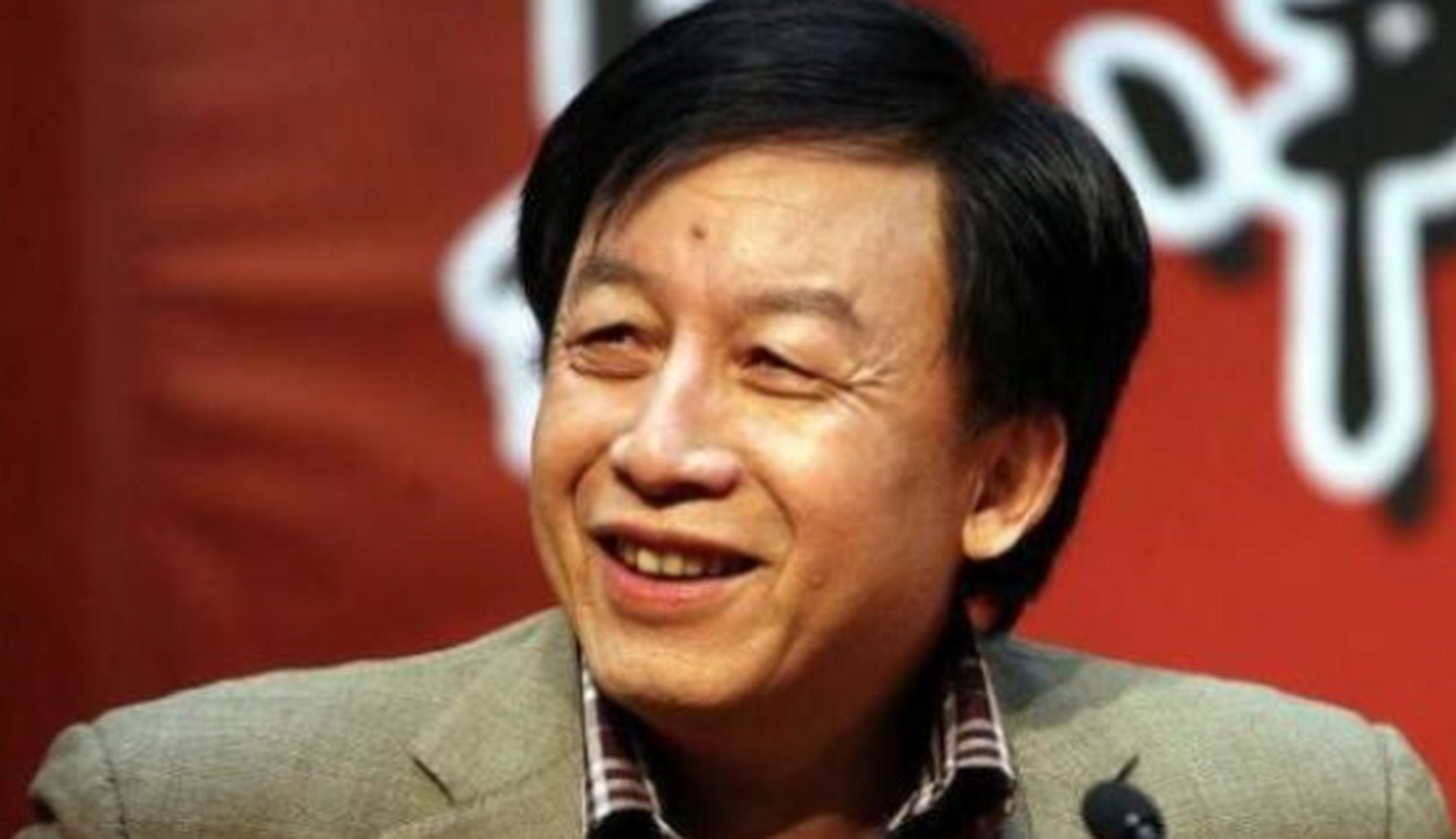 一次课堂上,一女学生质问易中天:"郑强教授说您数学只考了15分,也就