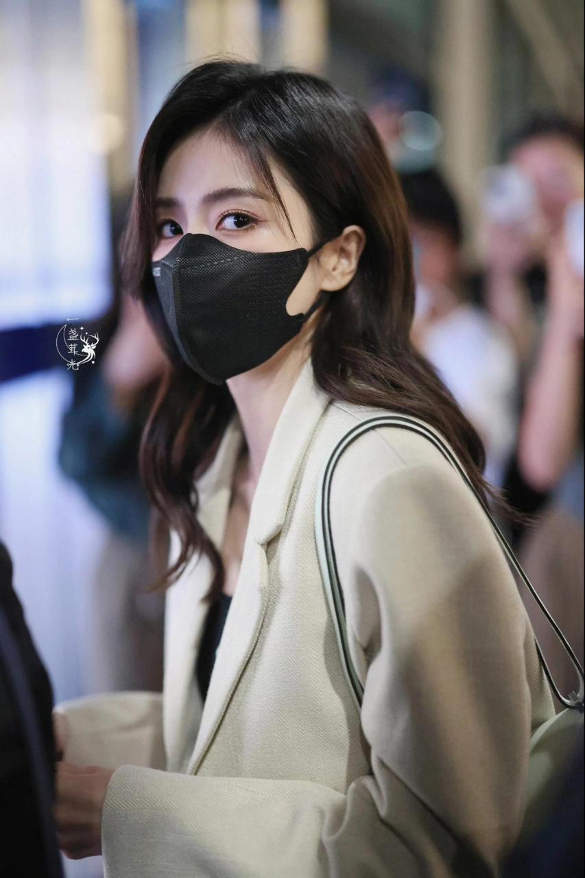 私服好清新 白鹿最新机场私服 又解锁了一只爱马仕 这身搭配得好清新!