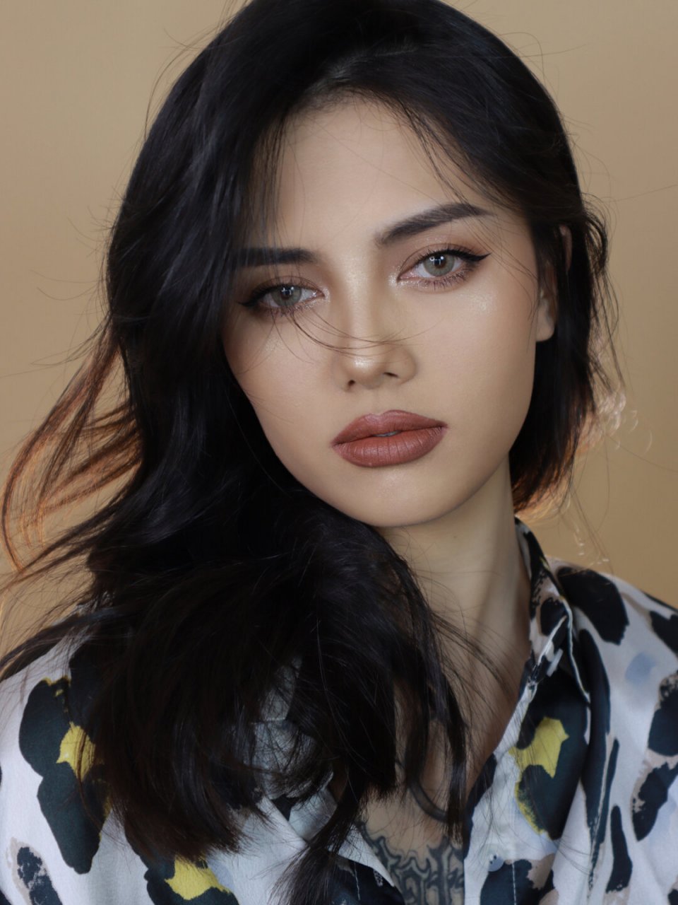 加州黄黑皮风情轻欧美妆 加州黄黑皮风情轻欧美妆容,展现自信与时尚.