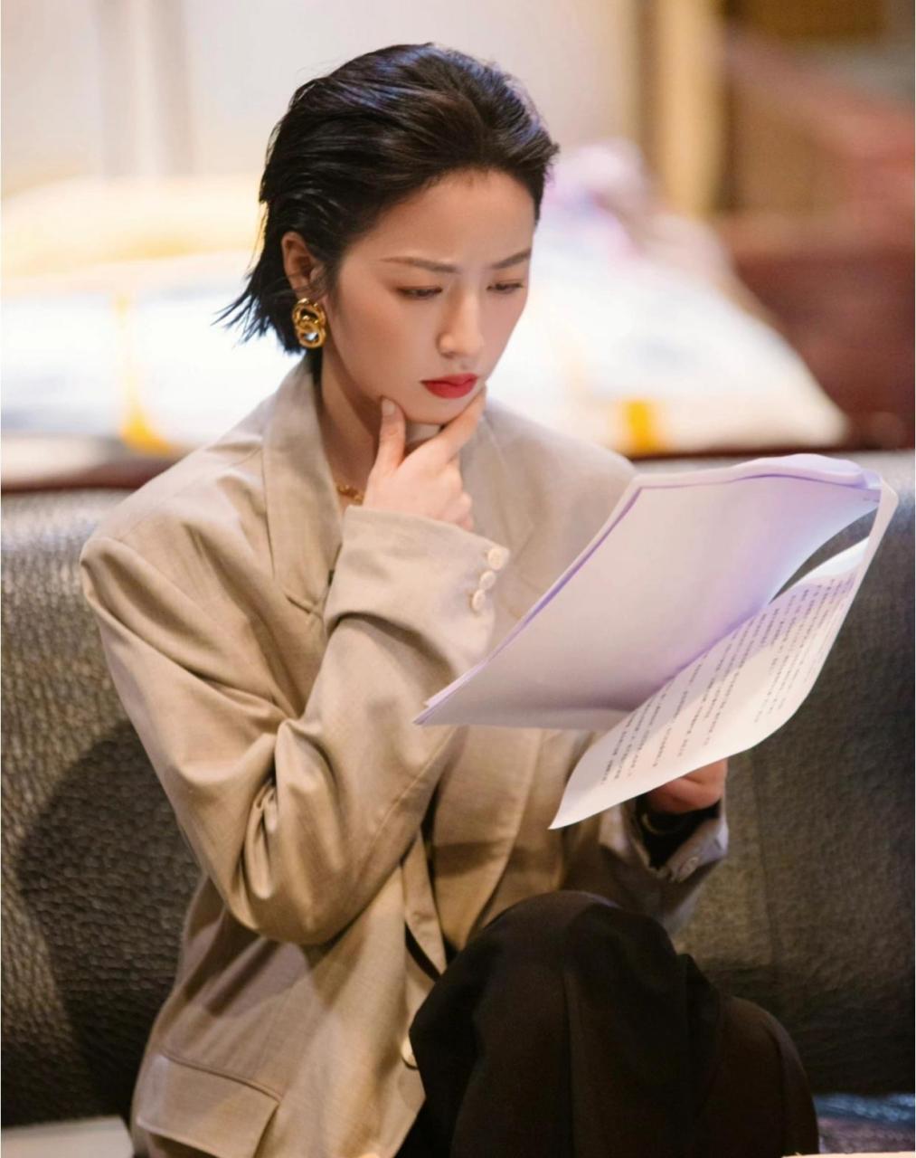 周雨彤《初入职场的我们》穿搭造型