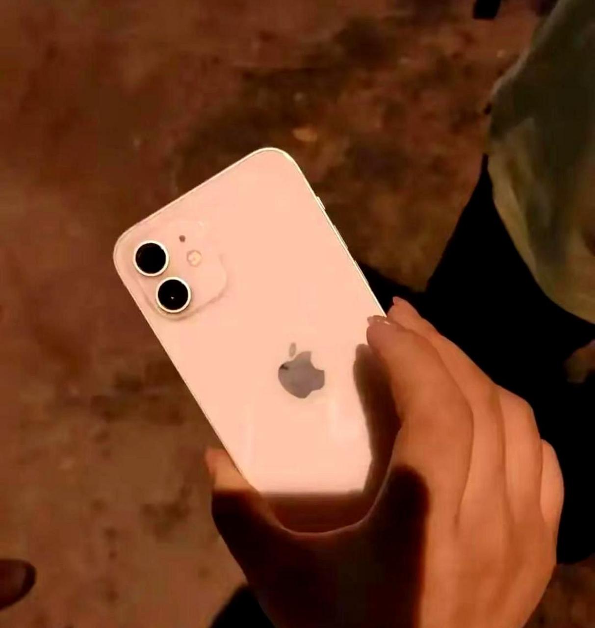 晚上在路上捡到了一部手机,原本想交给警察,但现在遇到了这种情况,不