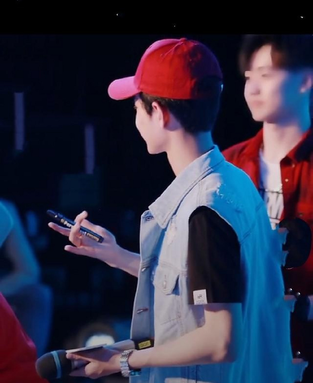 王一博标志性的地方就是他的"奶瓢",尤其是笑起来