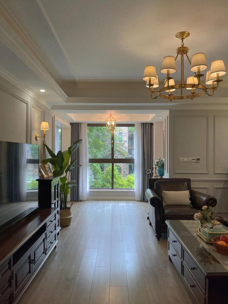 搭配原则:墙浅地中家具深.