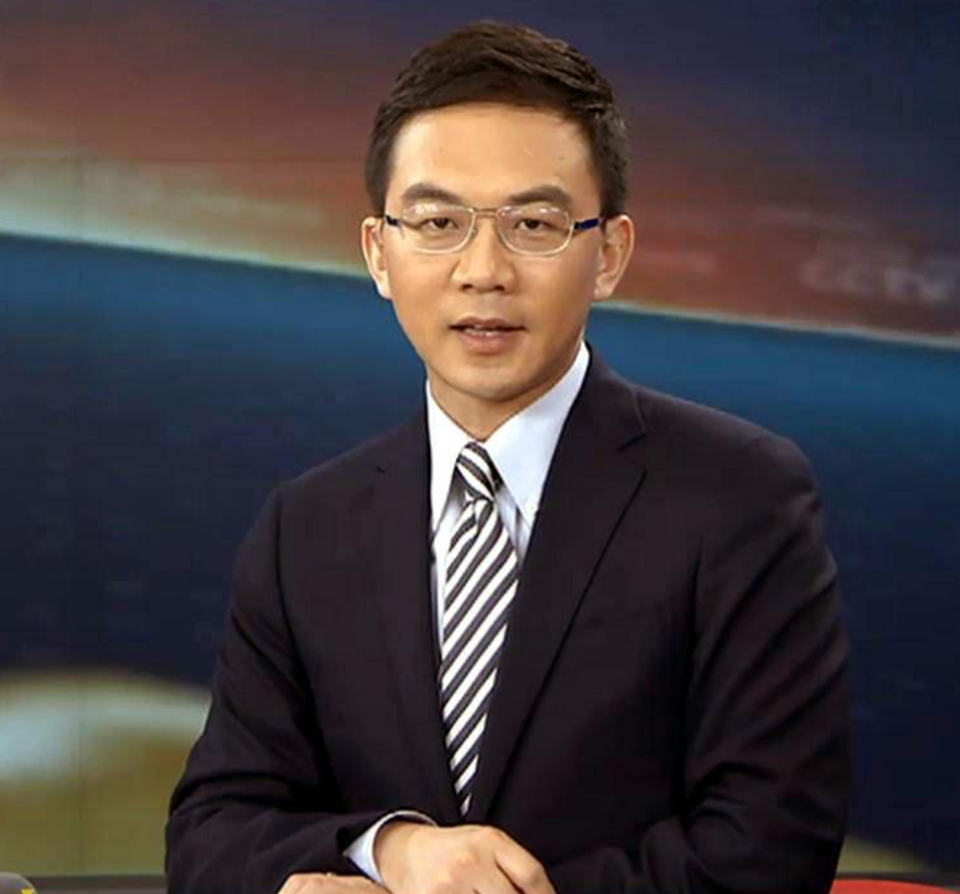 从《新闻联播》辞职8年,现在怎么样了  2015年9月2日,郎永淳从央视