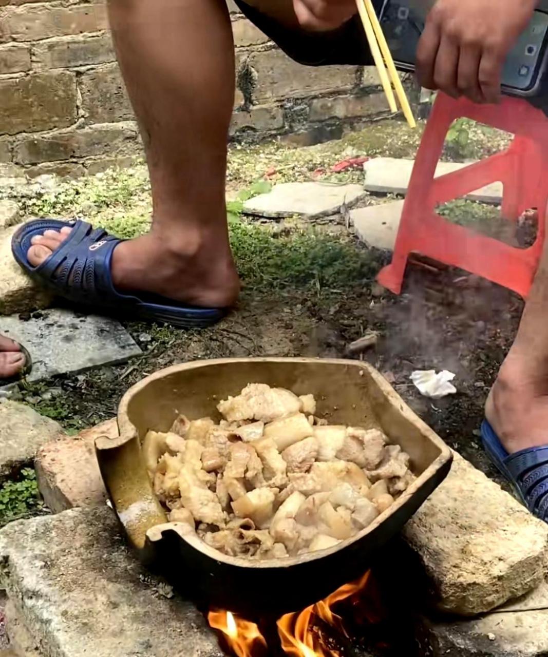 快乐就是,与朋友畅谈时大快朵颐.