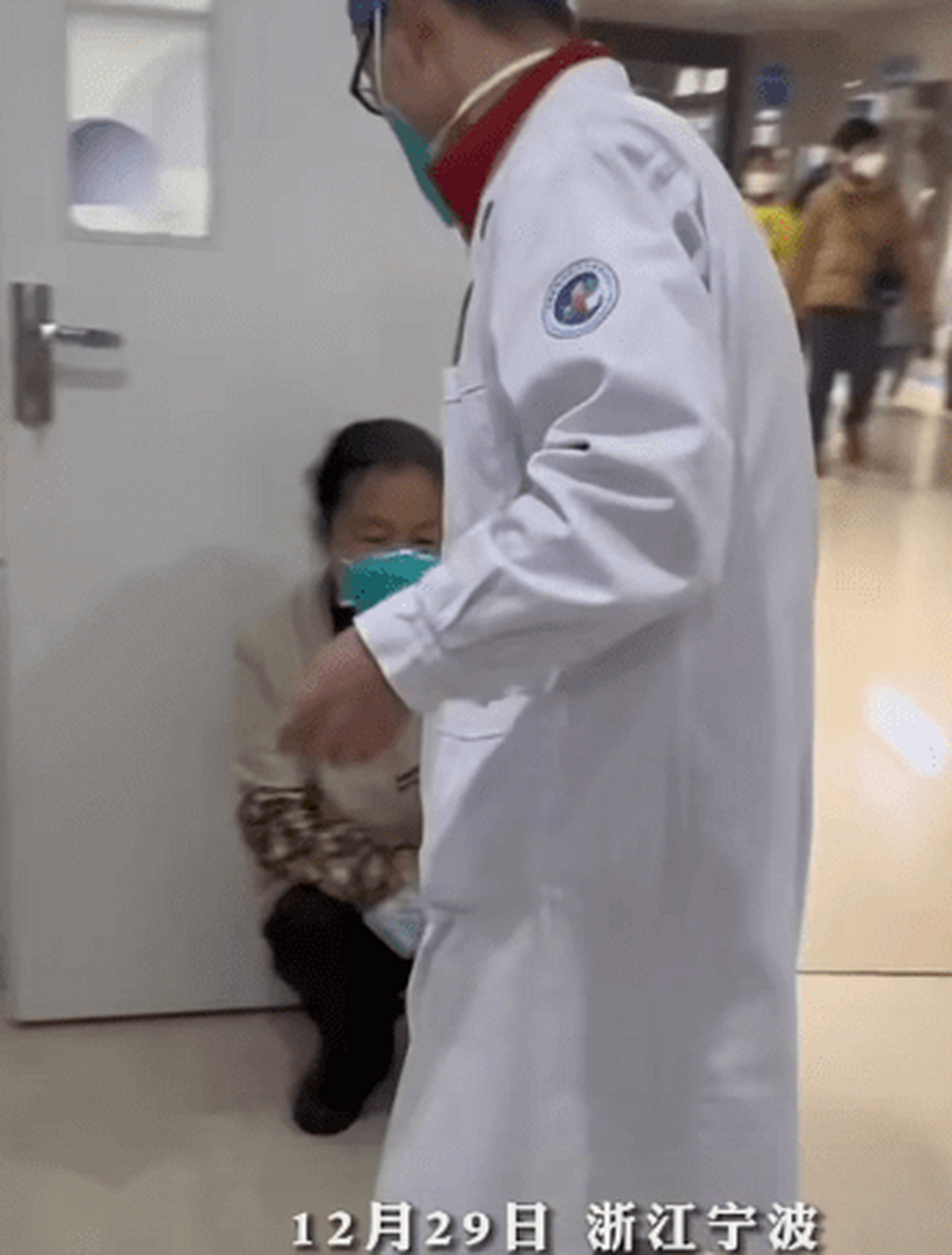 王孙奇医生掏钱给患者看病