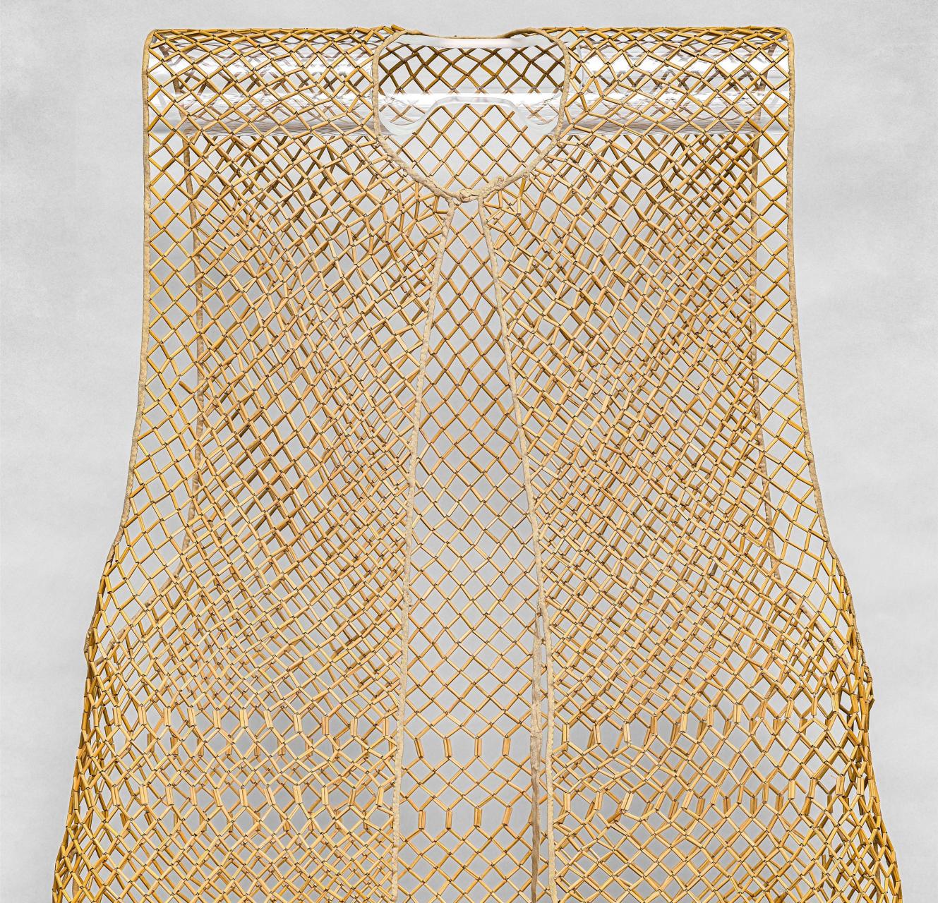 晚清的竹衣,俗名"隔汗衣",由细小的单枝竹管串接而成,贴身穿在身上