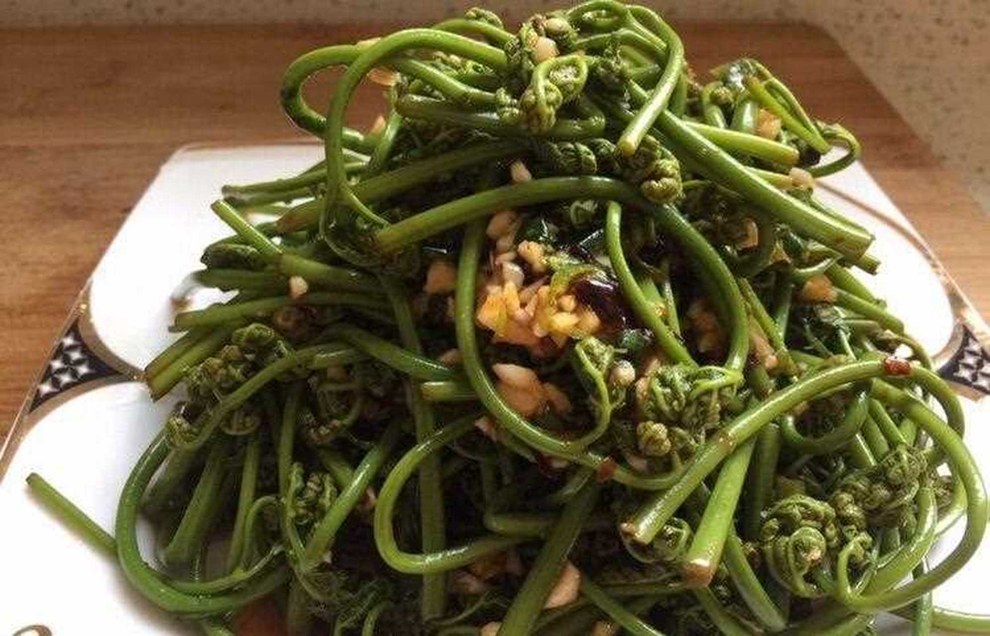今天上山采摘很多的野菜 学名蕨菜 我们这里叫小孩拳 我是这样做的