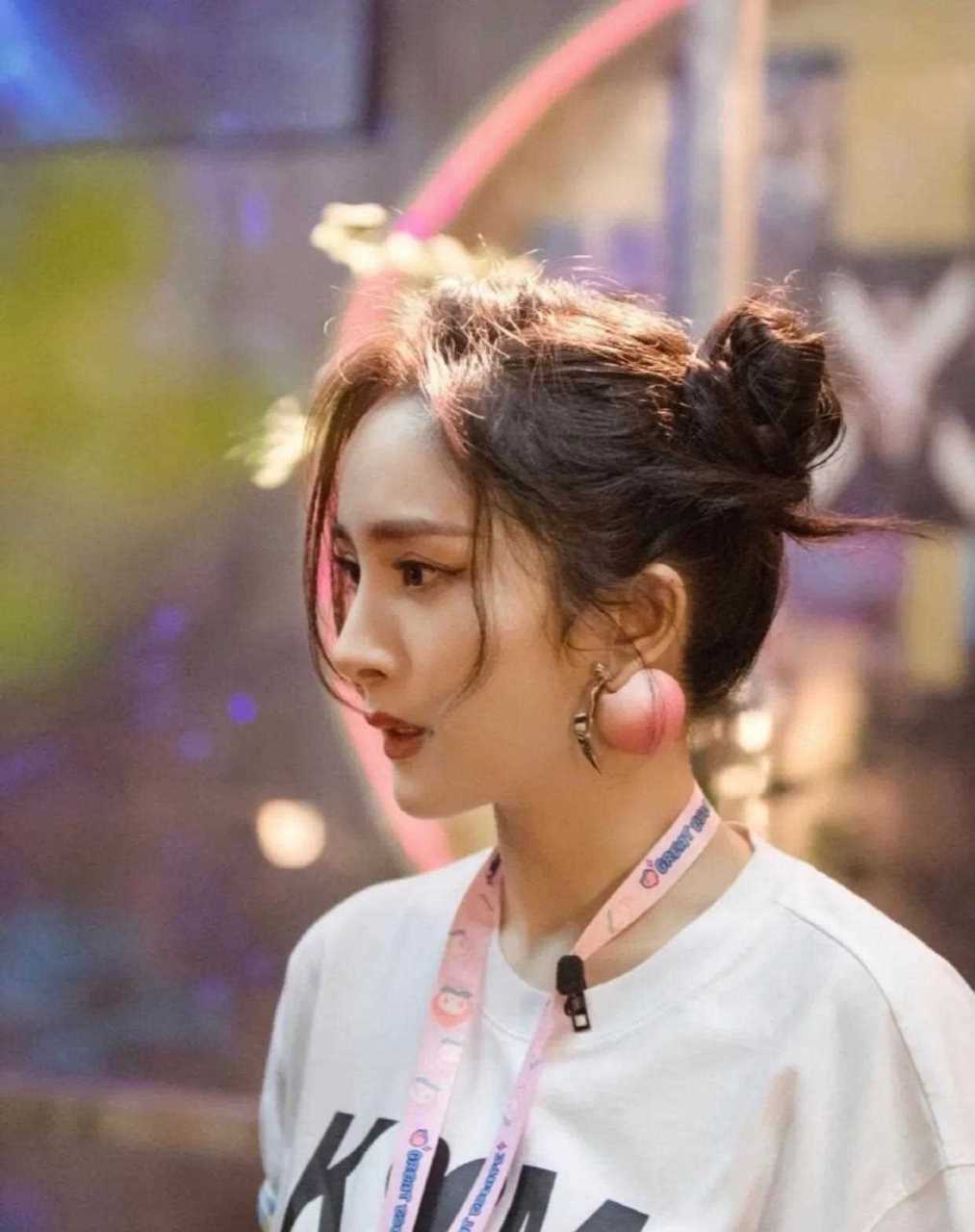 身穿白色t恤搭配双丸子哪吒头,元气十足.