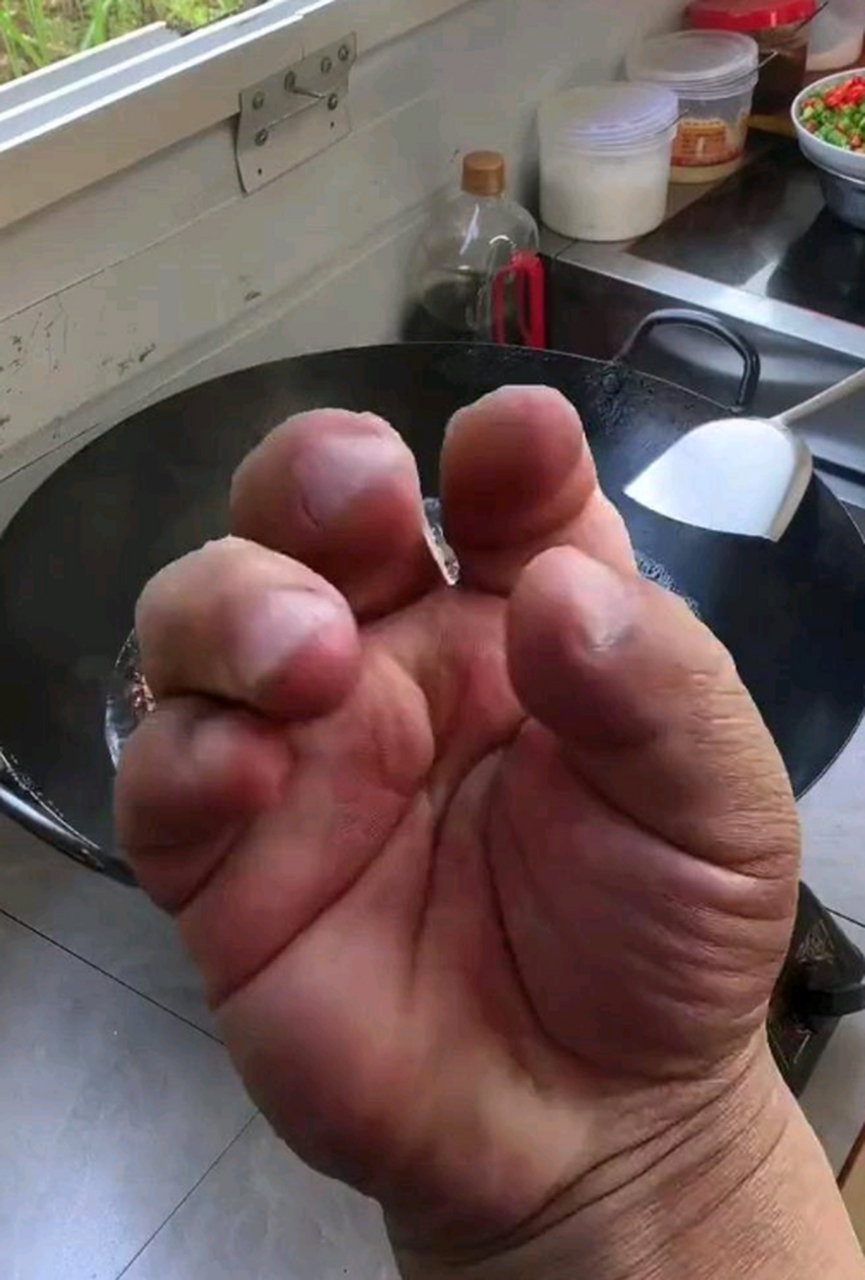 来比一下谁的手指头短