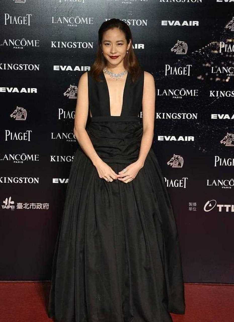 身材啦大方经典的黑色搭配闪耀钻石,林嘉欣的出场可谓是十分瞩目了