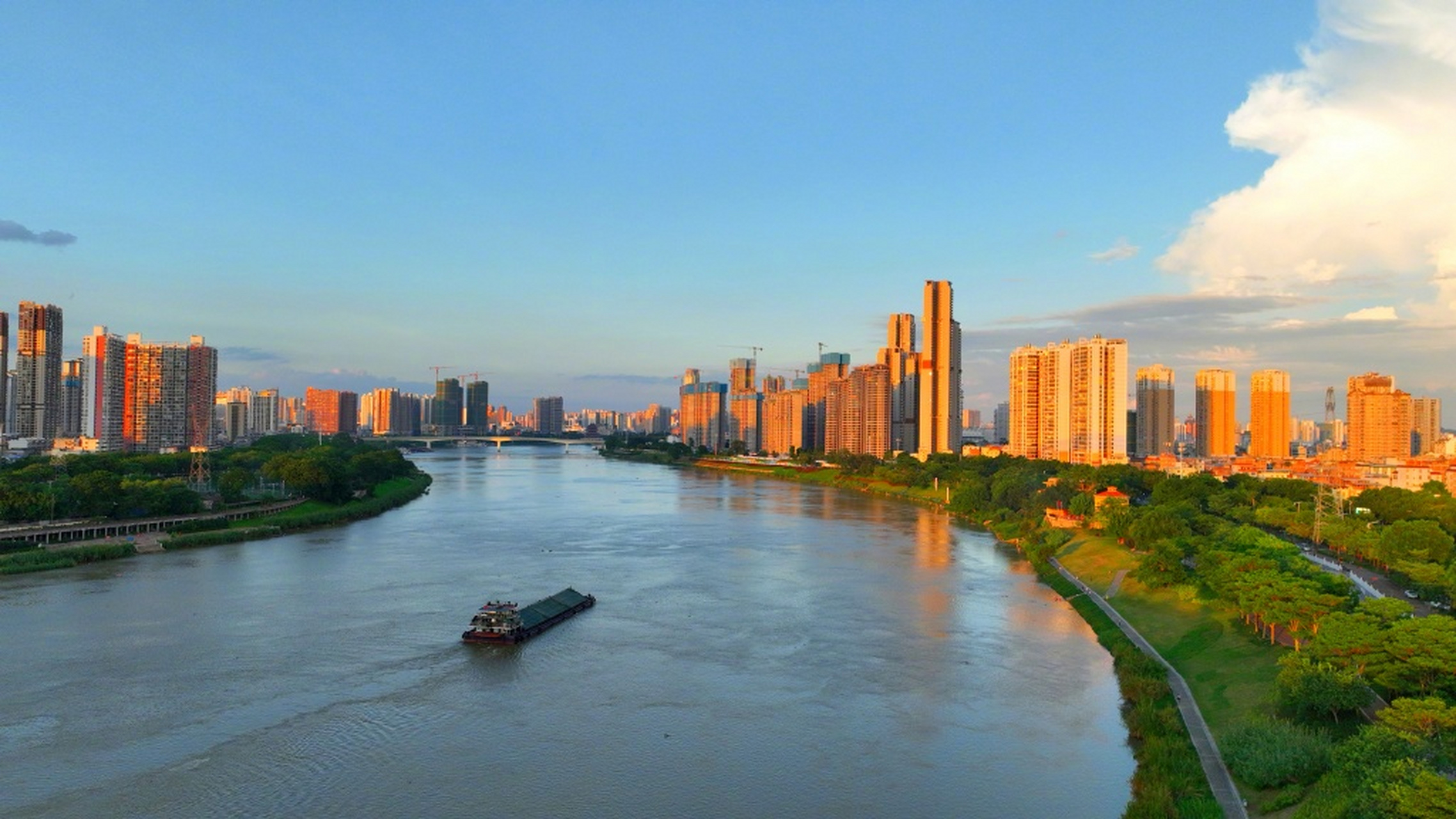 从崇左,百色奔流而来的左,右江,在南宁石埠三江口碰撞交汇,不仅汇聚成