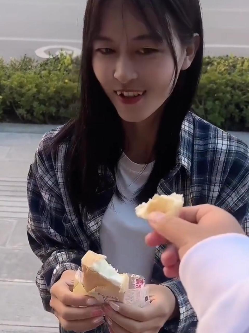 网友:额的个神,女生这两枚虎牙长的真惊悚,严重怀疑男生是不是和僵.