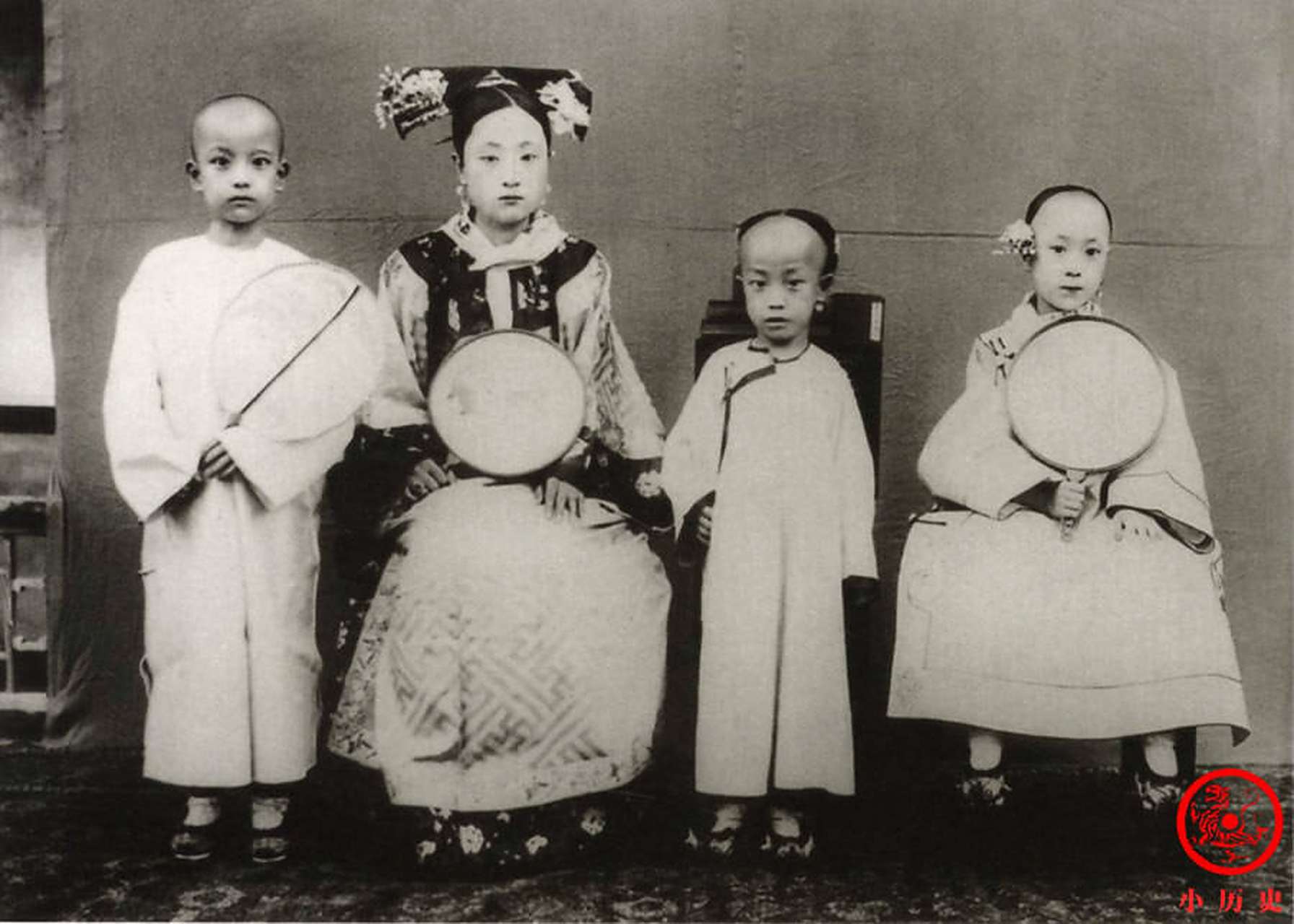 长相端庄的庆亲王大女儿大格格,和她的儿子们