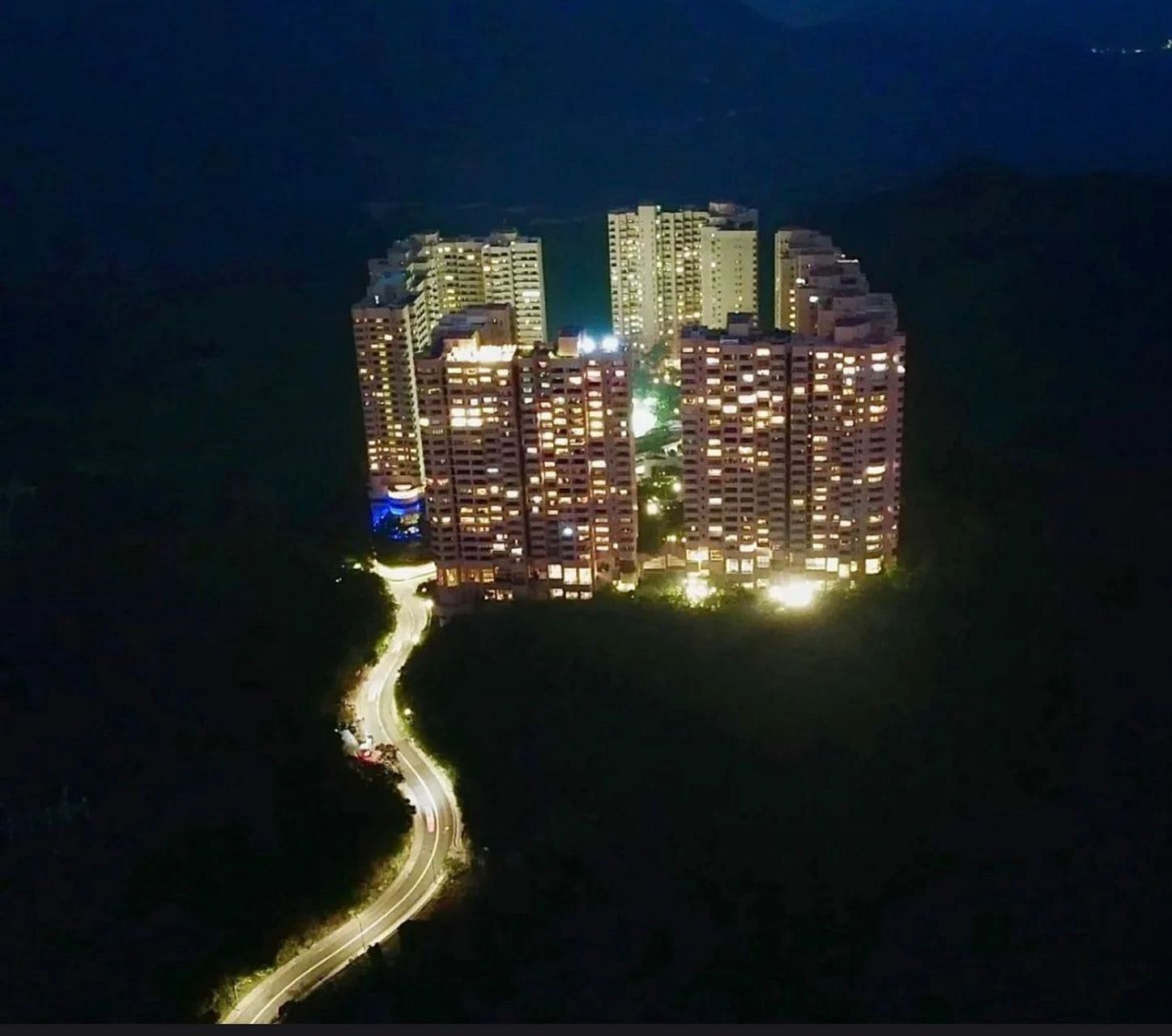 在香港,阳明山庄是香港一处豪宅屋苑,位于香港岛南区大潭水塘道 88号