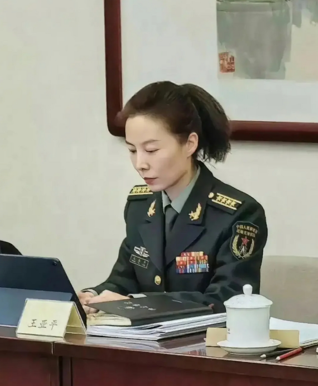 这是王亚平的近照,她身着军服,英气逼人,是众多人心目中的女神和偶像!