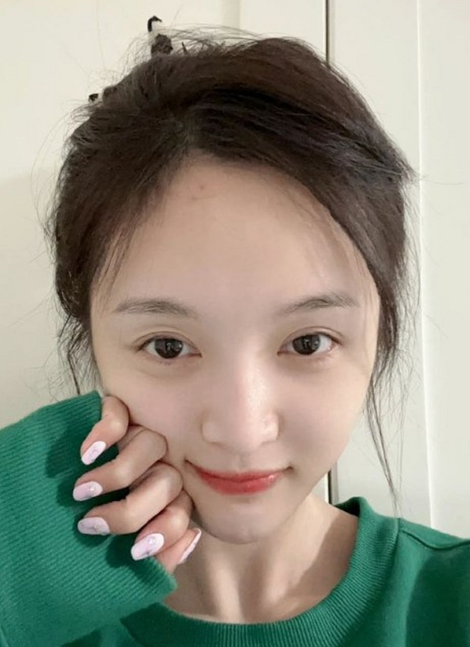 吴宣仪素颜自拍照,是肉眼可见的上镜,皮肤十分水灵[送花花]看上去蛮