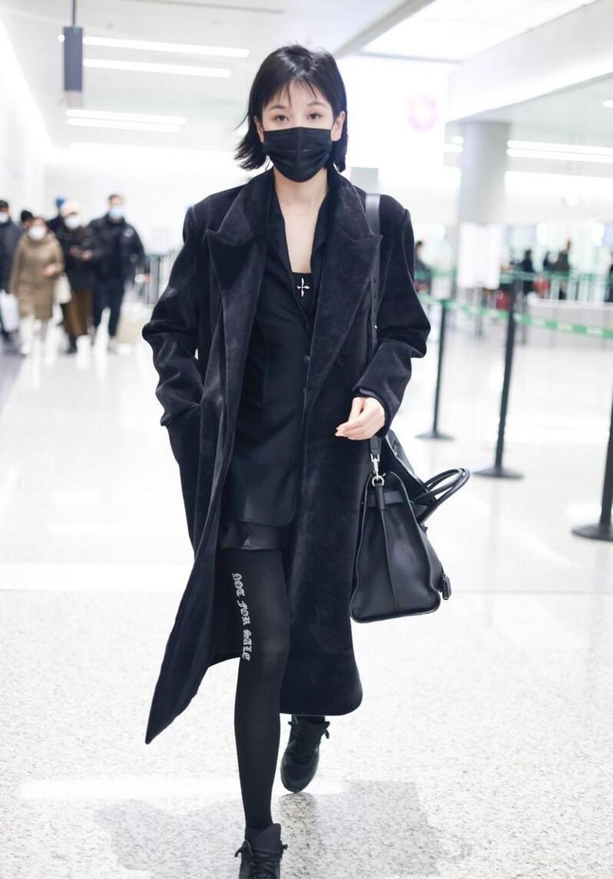 张蓝心机场街拍 黑色西服裙配 黑丝大长腿绝了,肩披黑色大衣,霸气女
