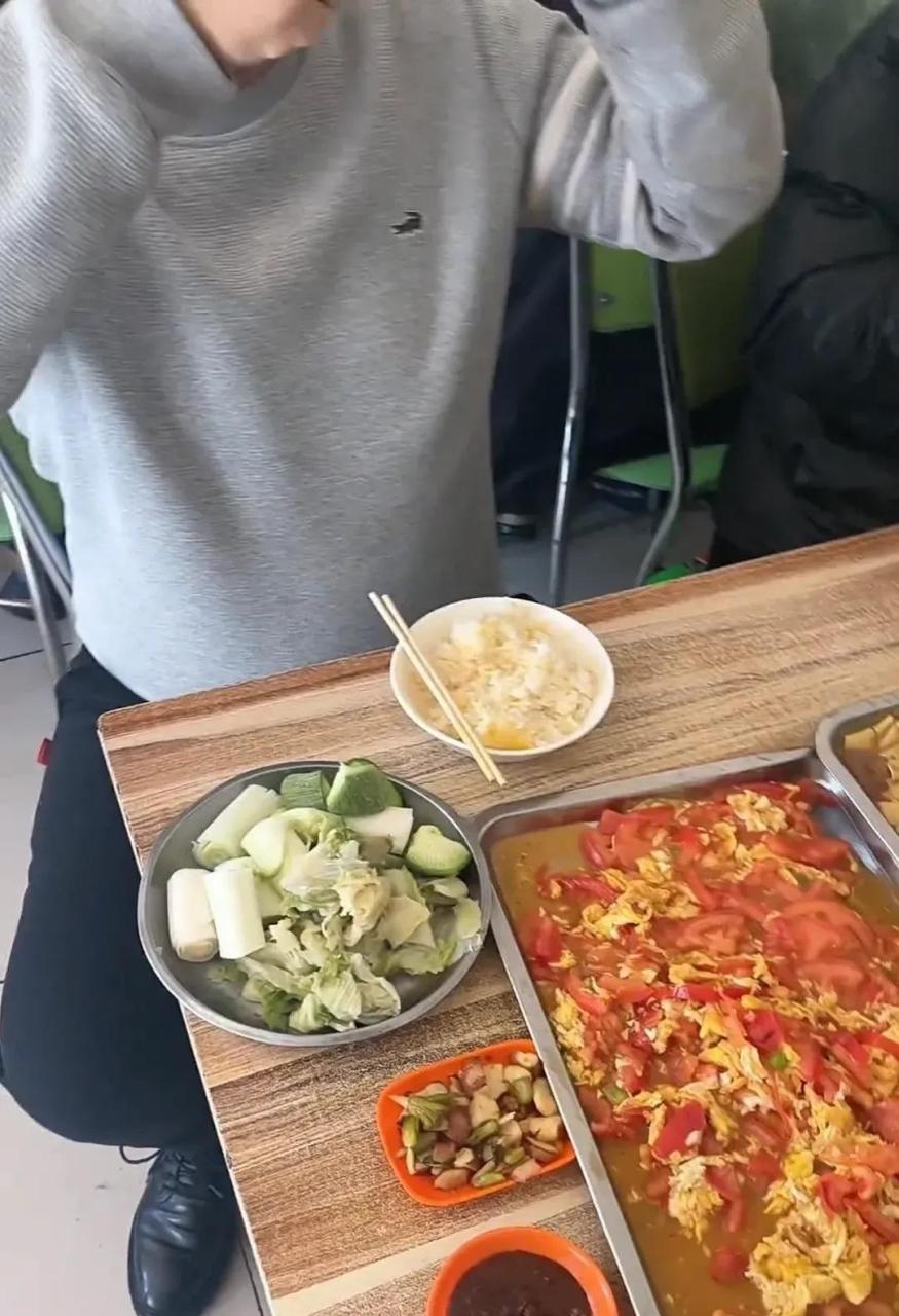 网友:我和朋友去了一家小饭店吃饭,点了三个菜,花了70,这价格还行吗?