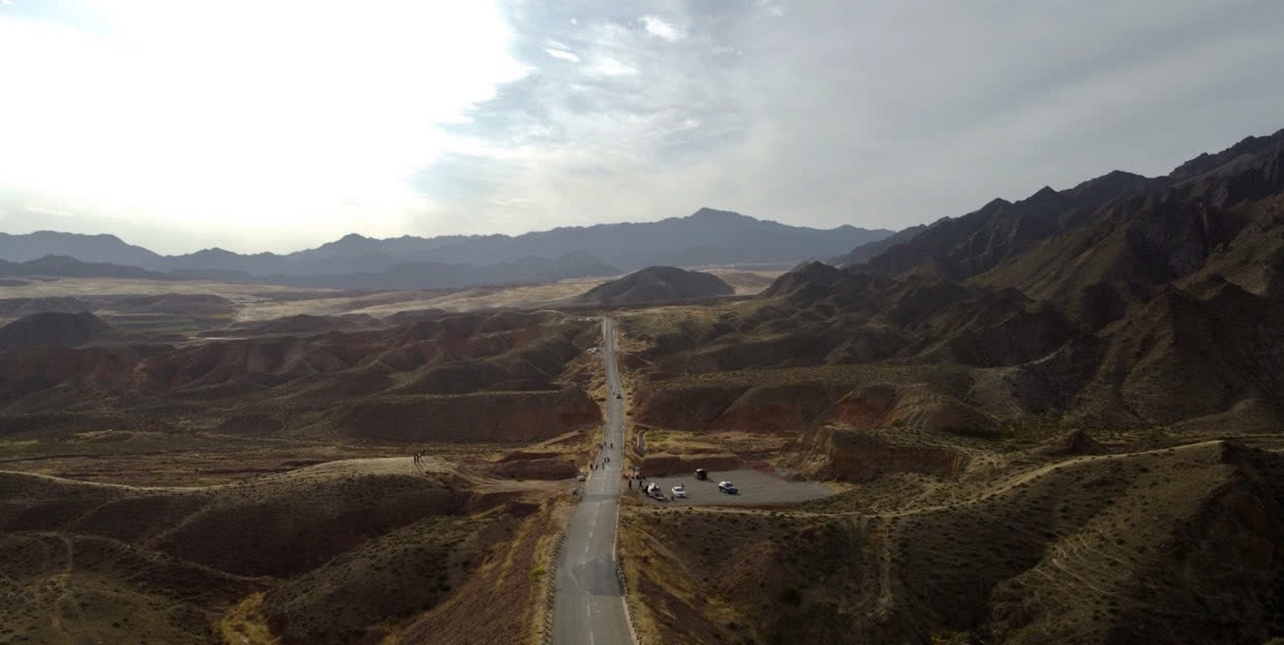 最美的风景在路上,但是如何解决马路中间拍照的问题呢?