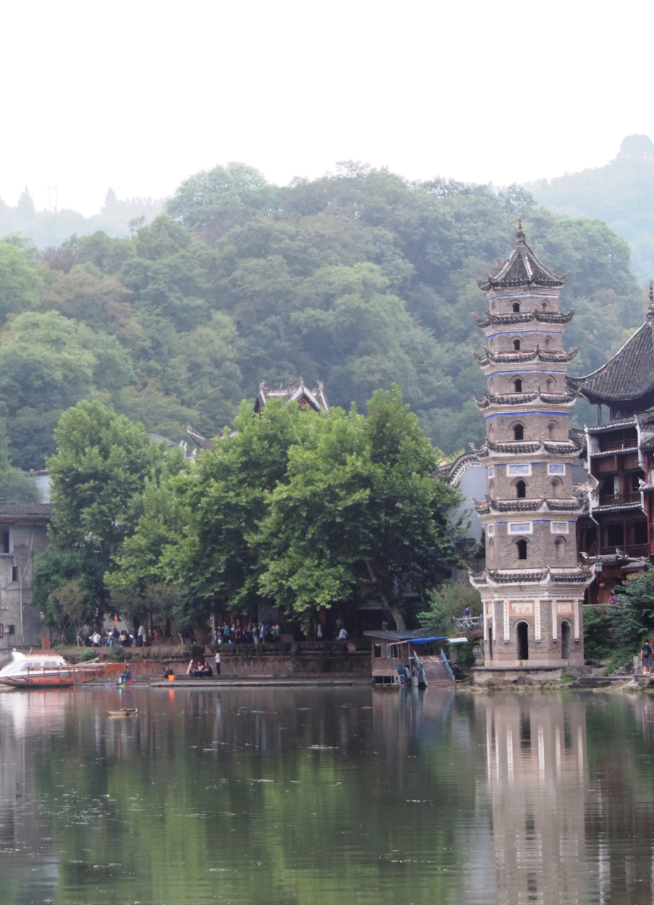凤凰古城万名塔 97,位于沱江北岸,是一座高耸挺拔,六角形砖塔.