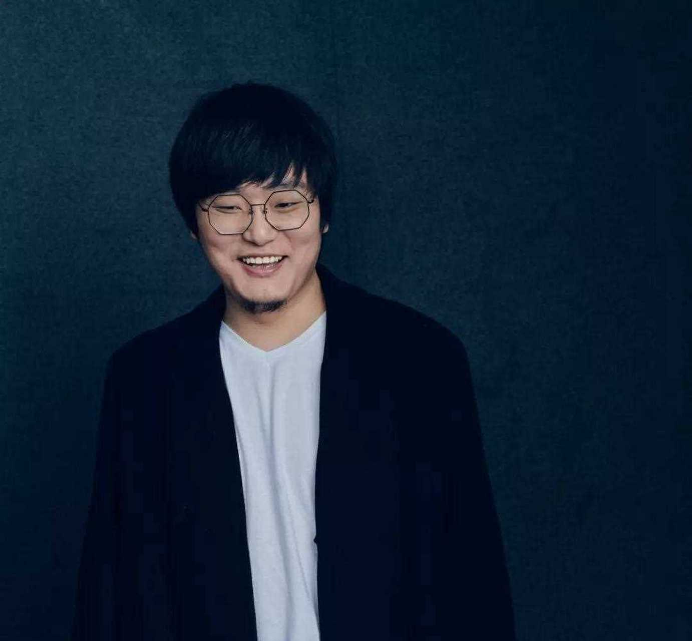 王建国作为一个优秀的脱口秀演员,编辑,文化底蕴自然没得说,要不然