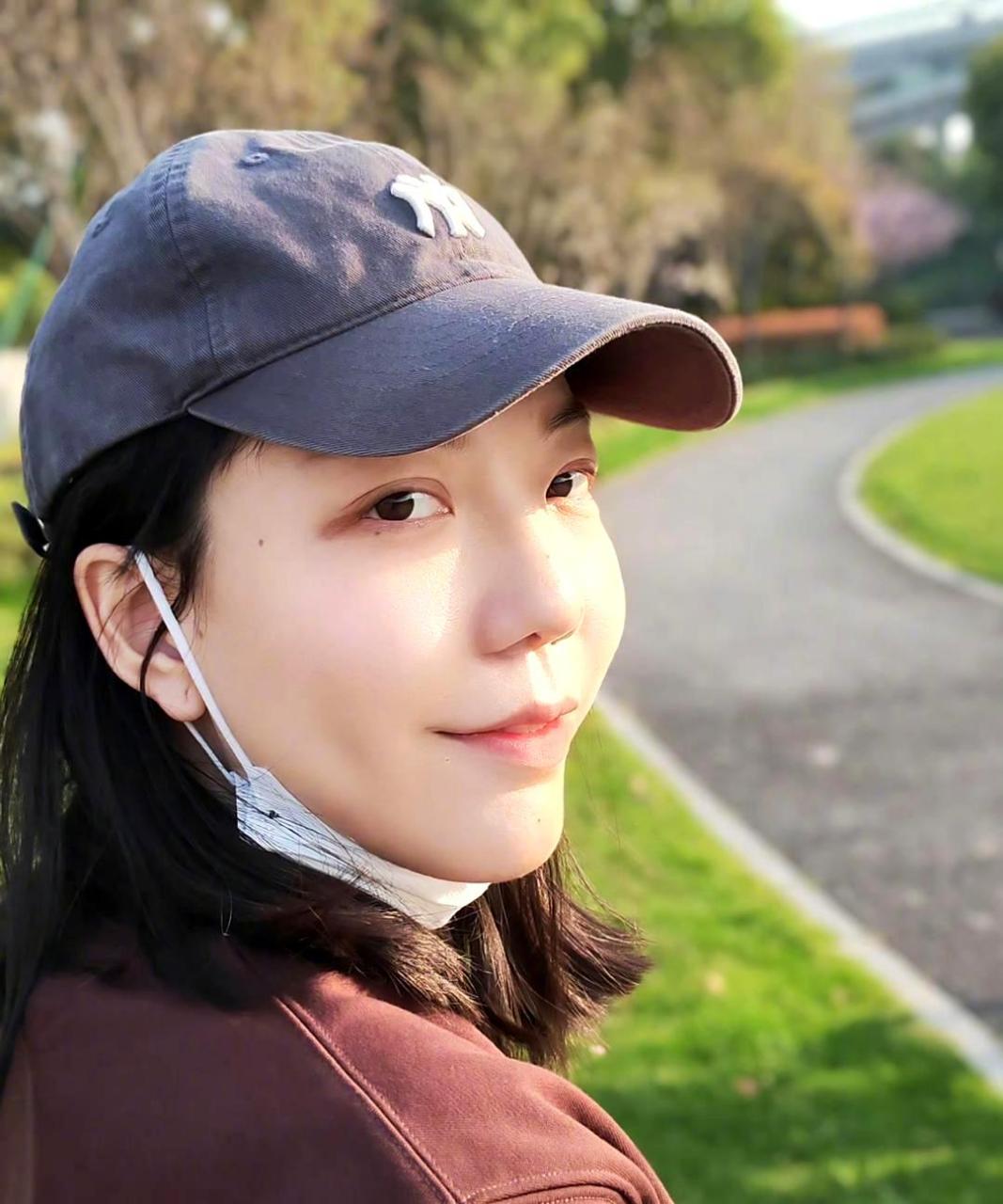 吴莫愁的素颜比化妆更漂亮,因为她平时的妆容太过夸张,无法展现她的