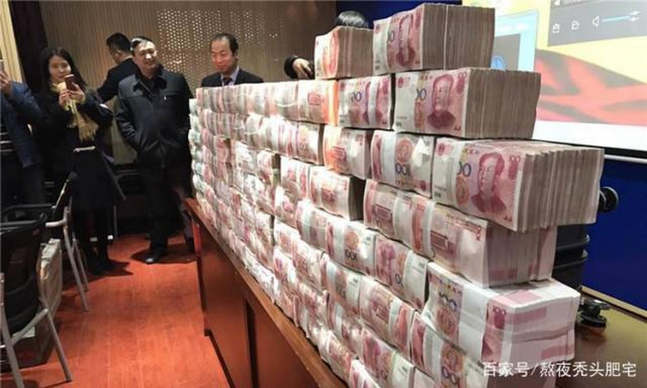 其实我难过的时候,只想要一个简单的拥抱和一千万现金而已.