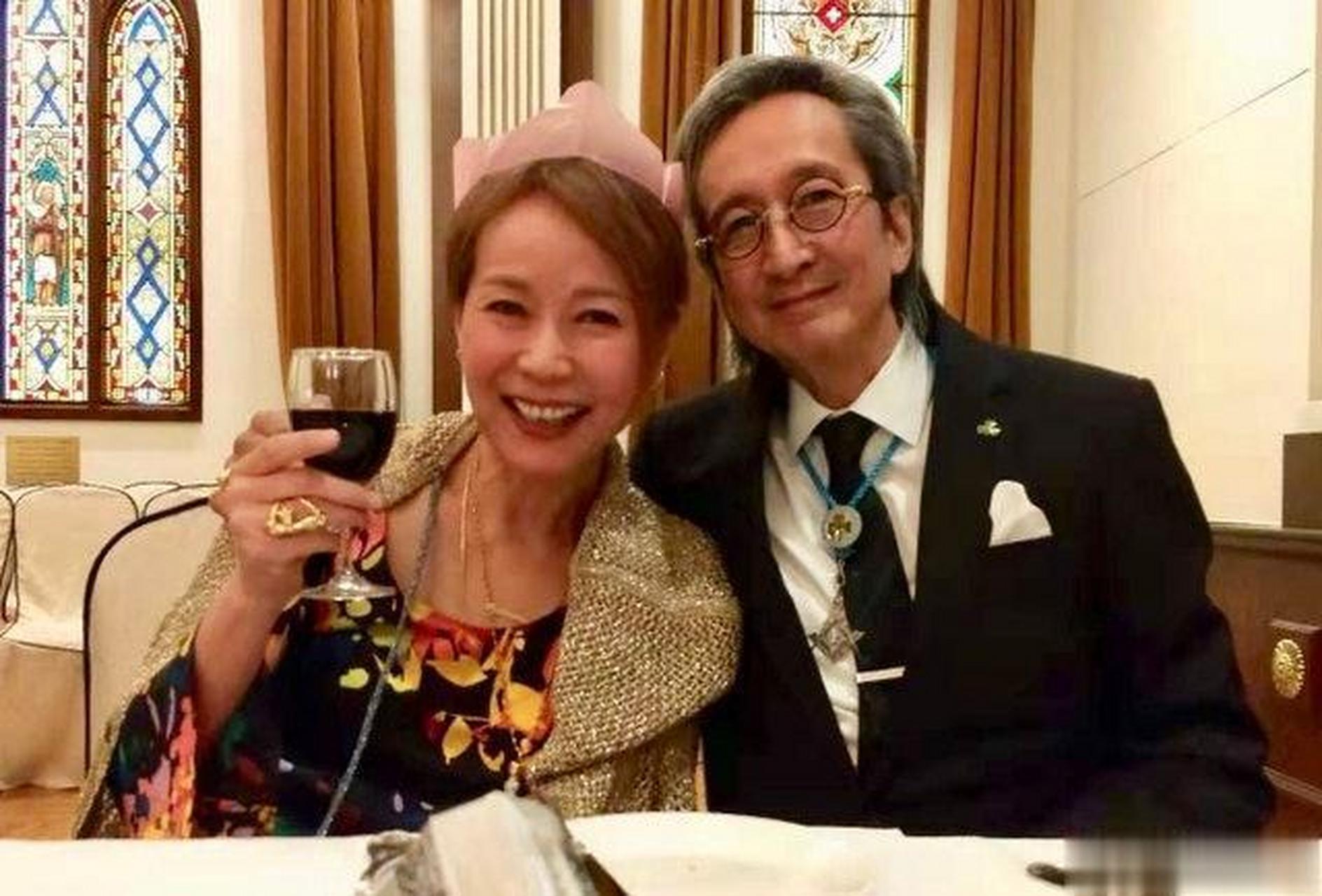 叶童同老公陈国熹庆结婚35周年,日本餐厅食饭拍拖微笑渐有夫妻相!