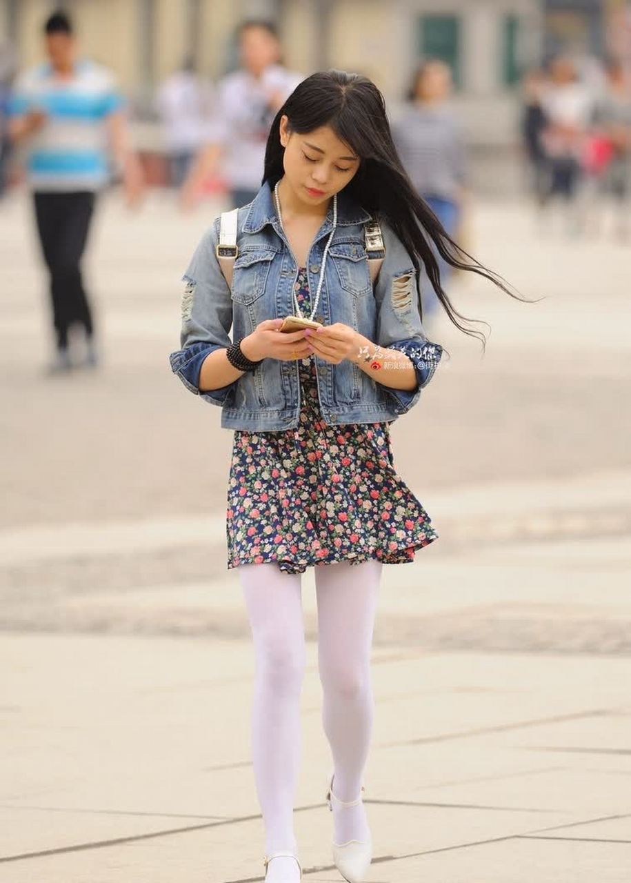 东莞街拍低v领吊带女神太诱人,一个漂亮娇柔,大长腿魅力十足