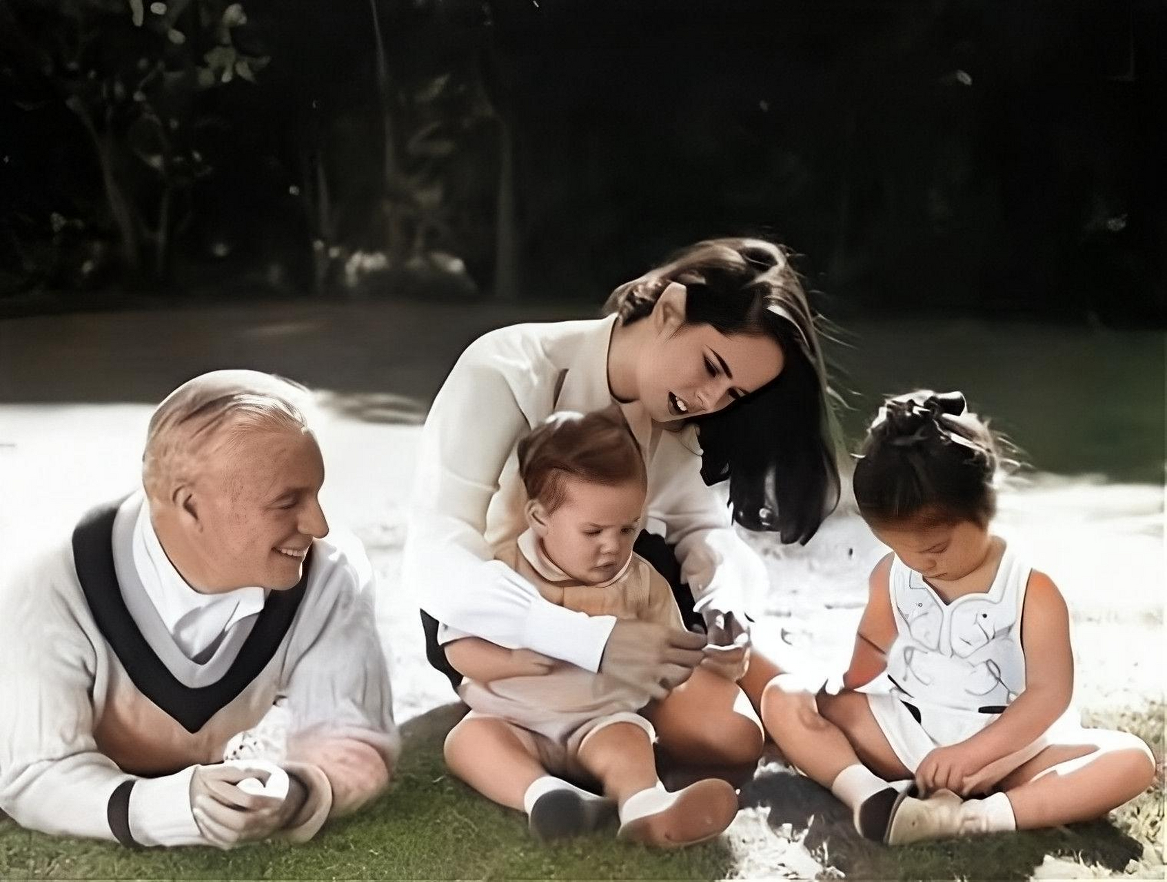 这张照片是卓别林的第四任妻子乌娜·奥尼尔的照片.