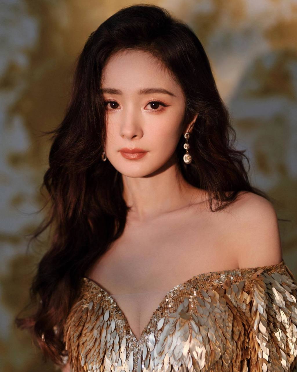 杨幂鎏金礼服长裙# 杨幂ins更新美照,纹理感较强的羽翼在秋天的裙光