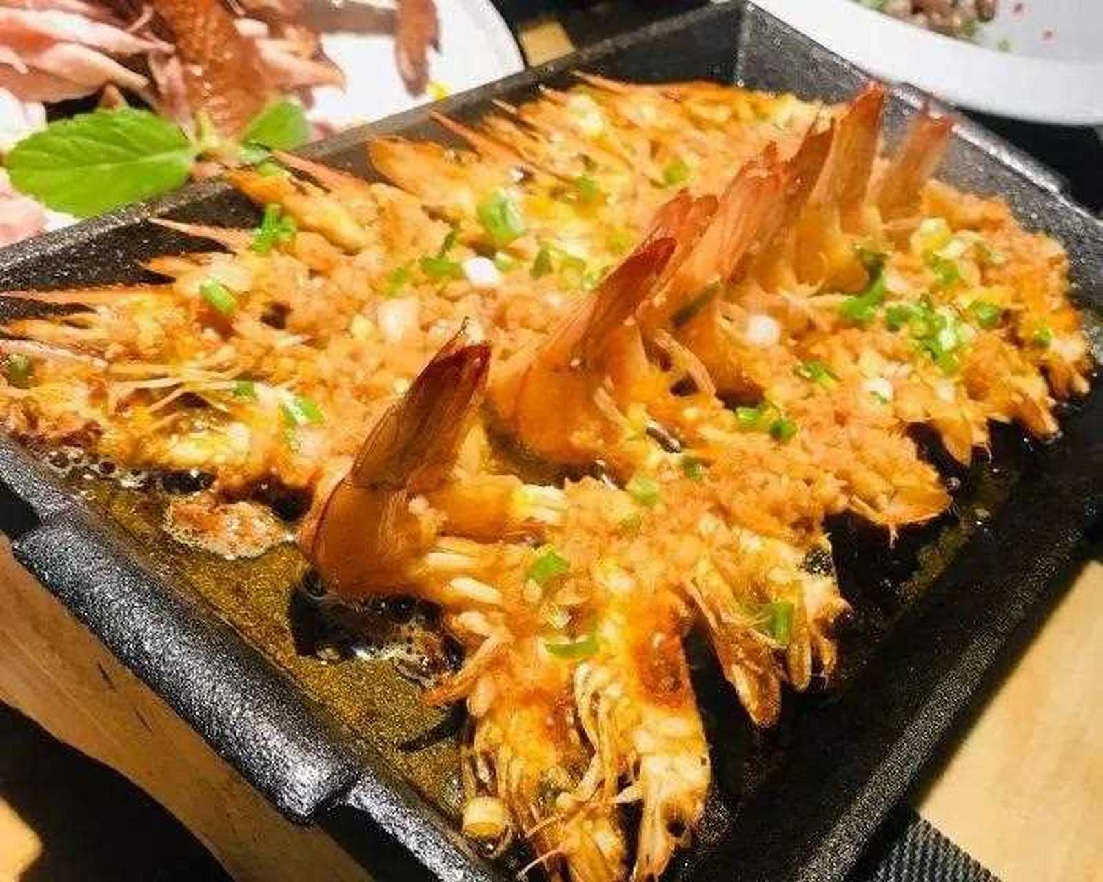 锡纸蒜蓉大虾 1,食材选择:鲜活青虾,中间片开