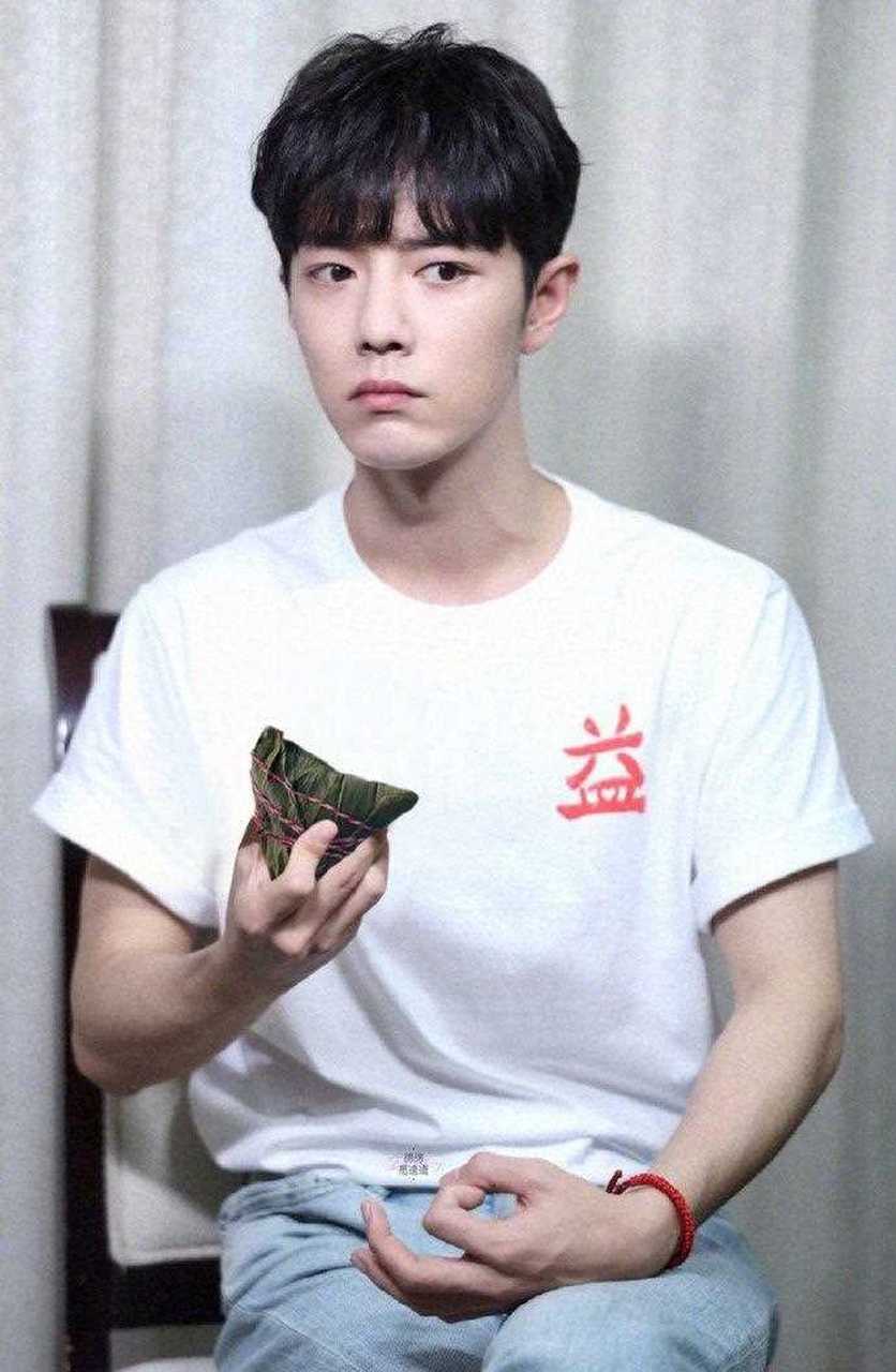 肖战端午问候  手持粽子笑容露齿,还是那个可爱帅气的他!