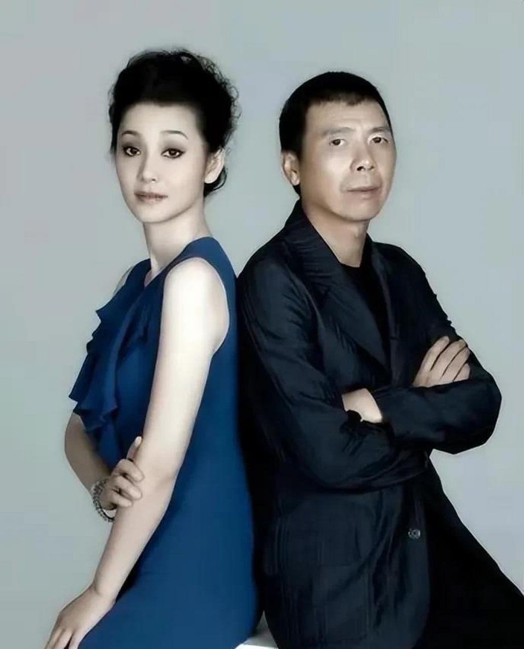 有一次,新电影杀青后,冯小刚和一众女演员把酒言欢时,妻子徐帆突然