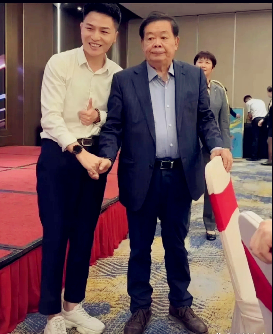 恕我眼拙这网红是谁居然把曹德旺都请来了不过这表情也尴尬了吧