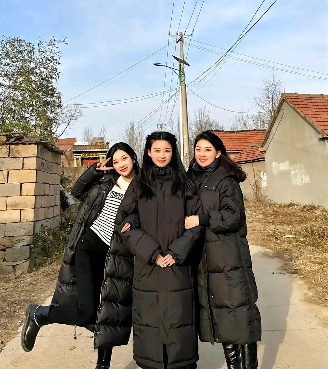 网友:村里的三姐妹回老家,三个黄花大闺女都没嫁,父母很着急要找女婿.