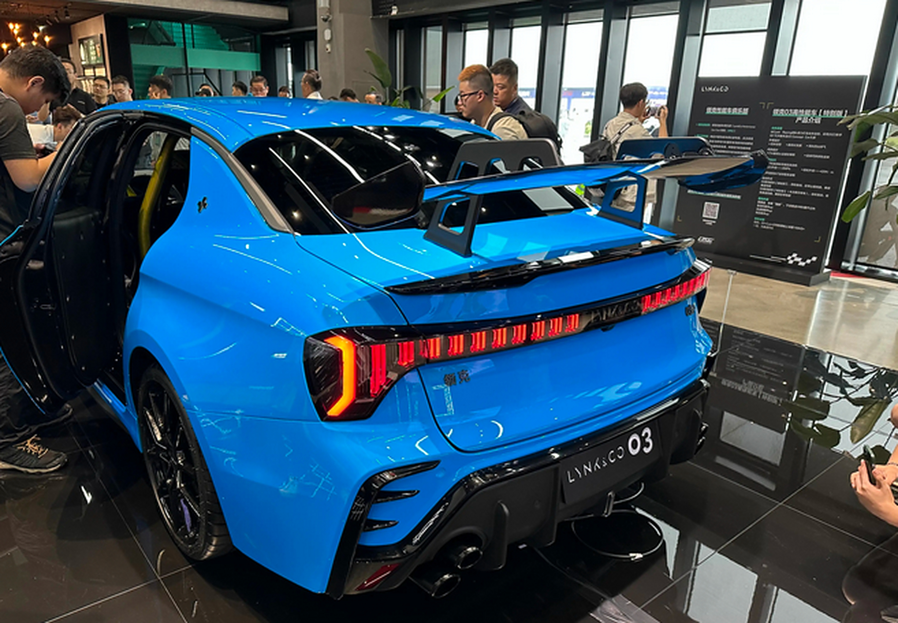 日前,领克03高性能特别版亮相了,该车主要针对外观增加了大尺寸的尾翼