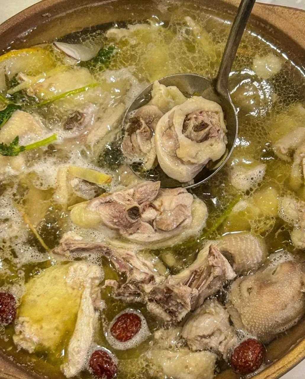 中午吃了一碗 "药膳鸡肉煲",[骷髅] 鸡用的是现杀清远鸡,[药丸] 汤