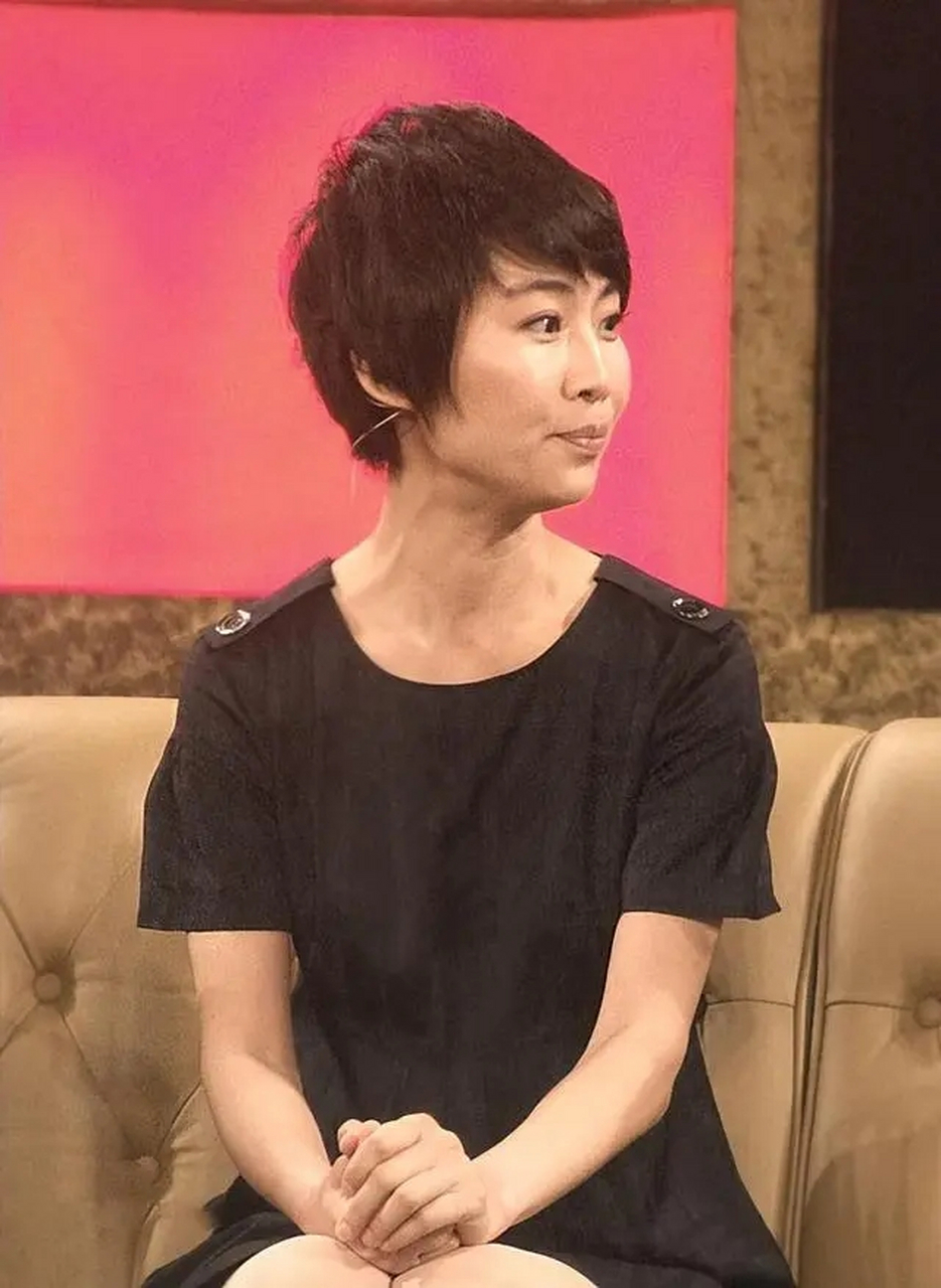 康辉的妻子也不一般,著名的央视编导,两个人携手走过23年,我们却不