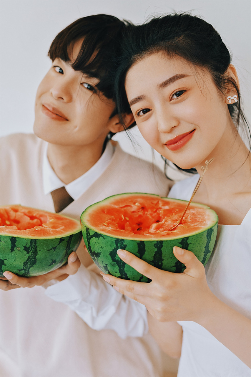 比西瓜还甜的夏日情侣写真  整个夏日的西瓜都不及你们甜,炎热的夏天