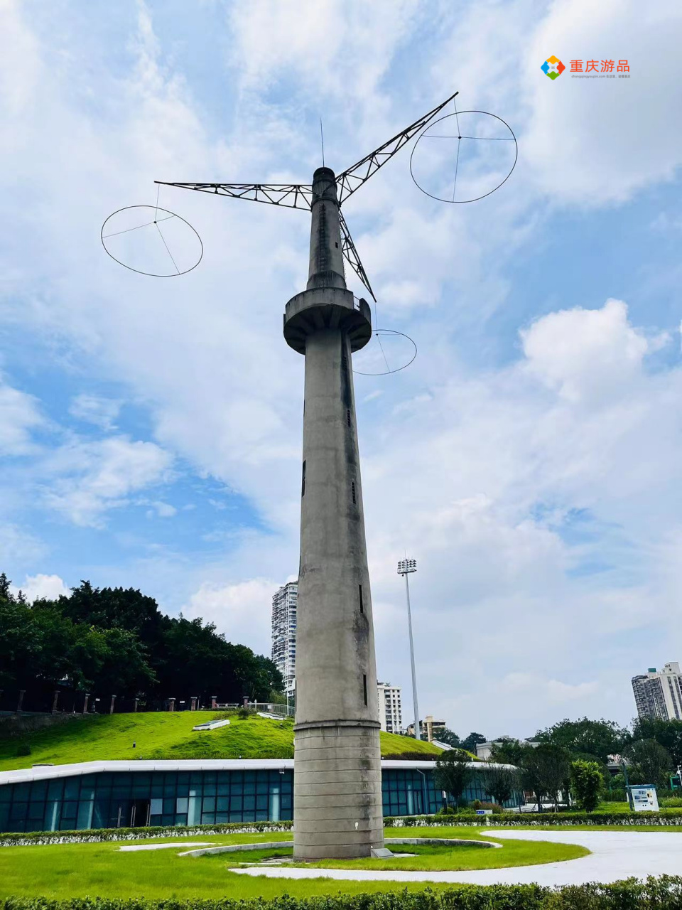 跳伞塔位于重庆两路口的大田湾体育场附近,很多路过的行人和游客