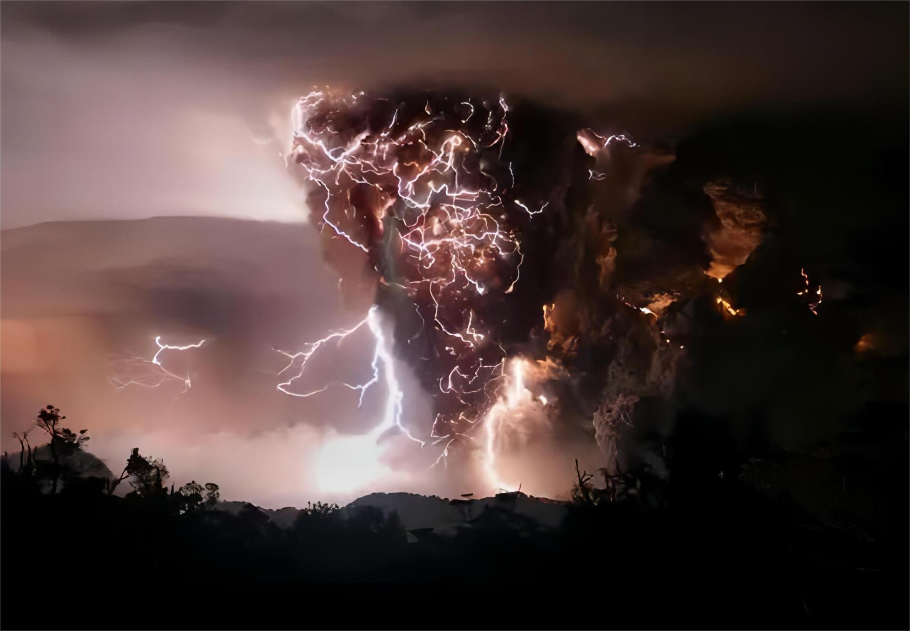 神奇的自然现象:火山喷发中的闪电奇观!