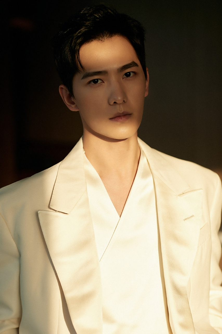 12月20日,杨洋在绿洲分享今晚参加星光大赏的造型,照片中杨洋一身奶