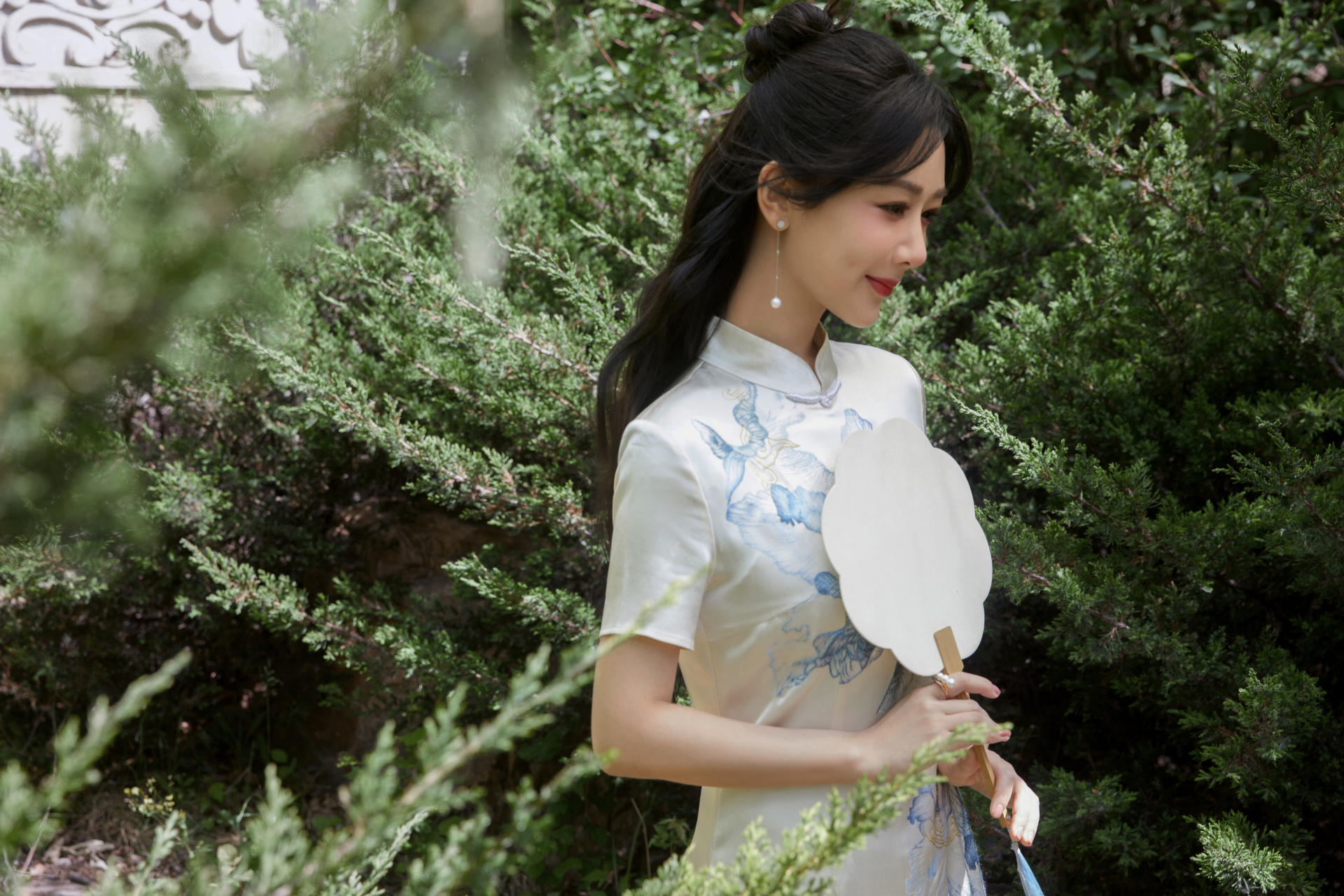 6月3日,工作室分享杨紫古风撑伞照,尽显东方韵味!