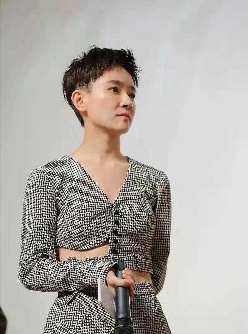 焦俊艳剪短发真的很帅气,五官立体面容冷峻,让人望而生畏