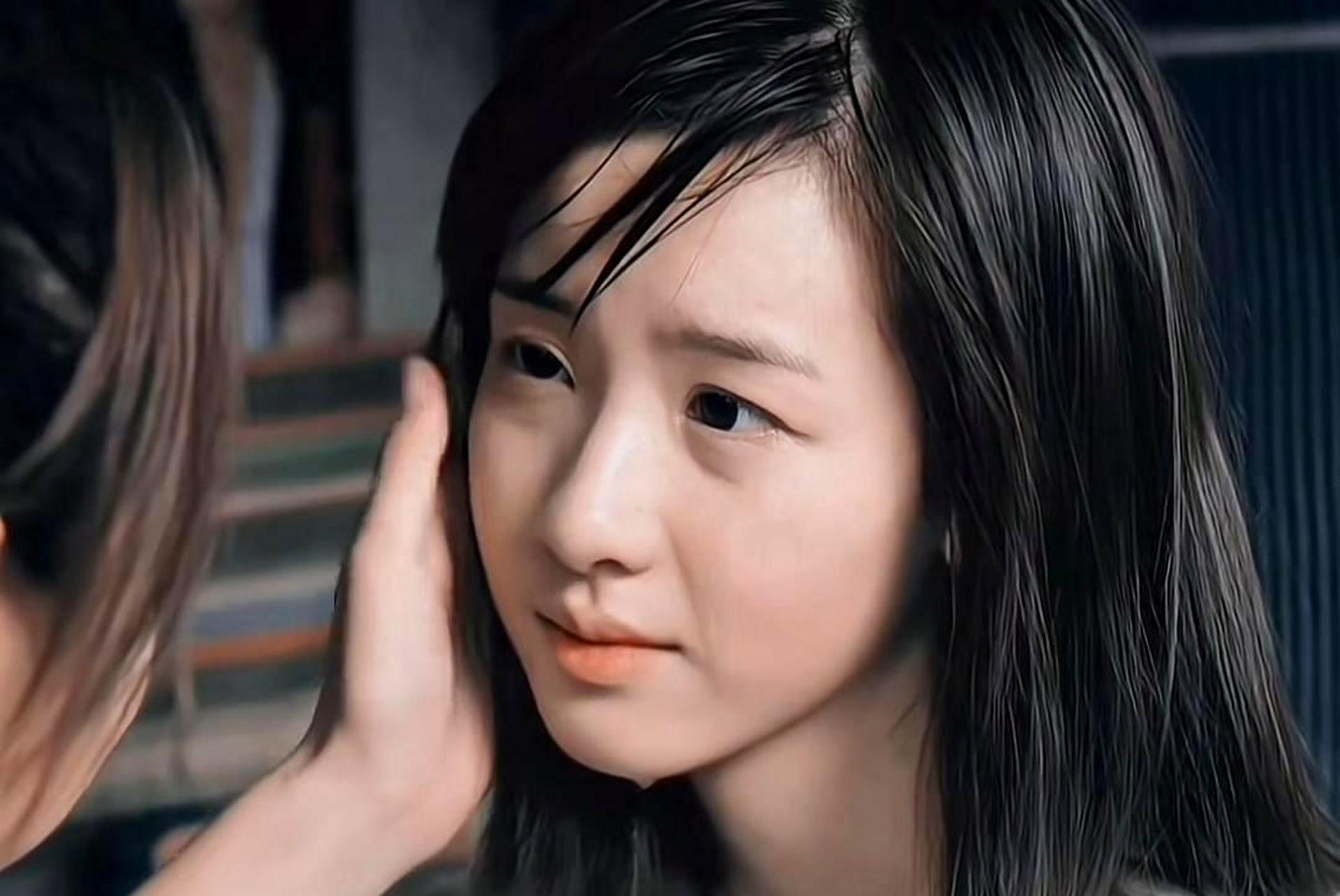 陈都灵在《左耳》时期的颜值达到了巅峰,她的清纯感是娱乐圈中很难再