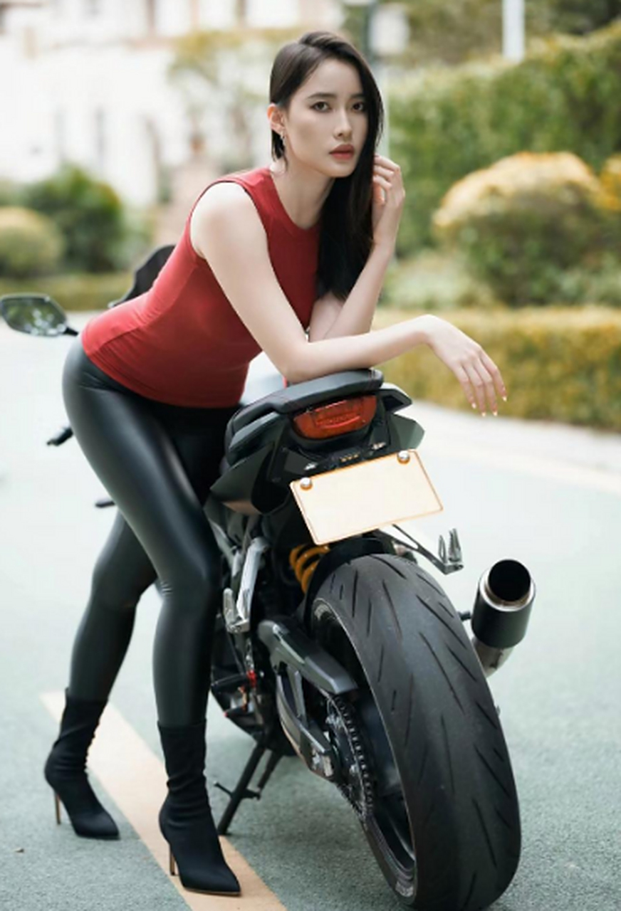 机车美女,英姿飒爽!