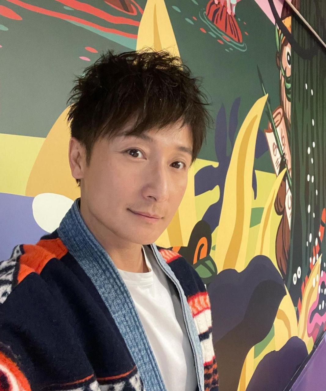 香港歌手方力申分享近照,他今年41岁依然单身