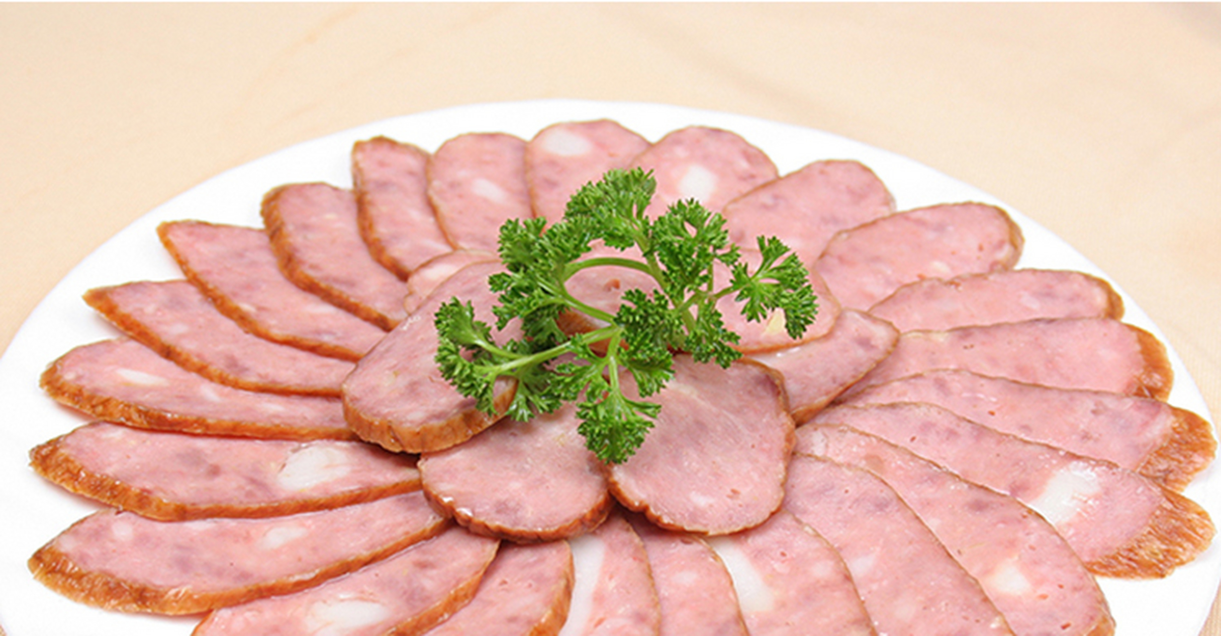 因为香肠吃起来方便切成片简单摆盘就快速上桌当一道菜凑数,所以习惯